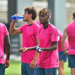 Hugo Rincón apoya a los laterales para el Atlético