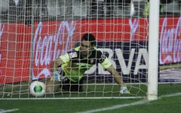 0-1. El portero Andrés Fernández recoge el balón dentro de su porteria tras anotar Cristiano Ronaldo.