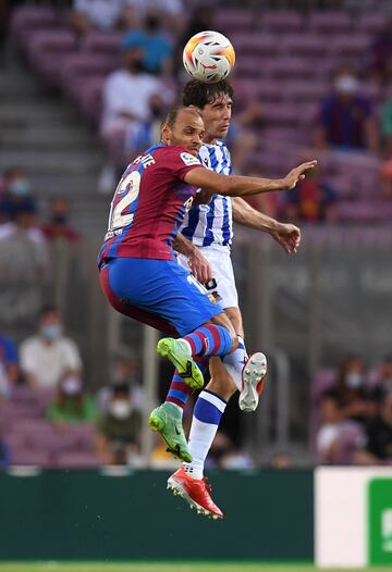 Aritz Elustondo pelea una pelota aérea a Martin Braithwaite.