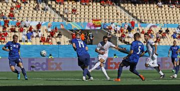 Un autogol de Dubravka, tras un disparo de Sarabia, puso el 0-1 para España en el marcador.