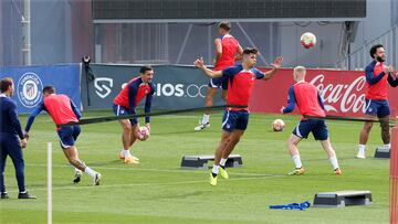 Los jugadores del Atlético en la sesión de entrenamiento de este viernes.