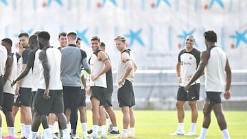 Frenkie de Jong mira de reojo a Kound¨¦ en presencia de Sergi Roberto y Oriol Romeu durante el entrenamiento del Bar?a.