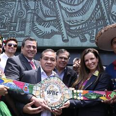 Presentan cinturón conmemorativo para combate Canelo-Ryder