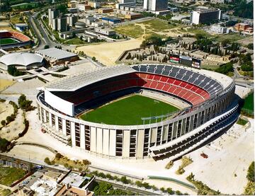 Recinto deportivo del FC Barcelona desde que abandonó Les Corts en septiembre de 1957. El estadio con más capacidad de Europa y tercero del mundo. En 1994 sufrió su primera y única remodelación y aunque hay una maqueta para cambiar parte del recinto, las obras no han comenzado.           WERT MARZO