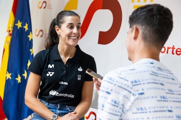 Carolina Marín atiende a AS en el CSD.