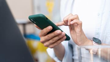 Mujer empleando su teléfono móvil