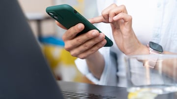 Mujer empleando su teléfono móvil