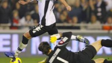 <b>LA SENTENCIA. </b>Pablo Hernández regateó a Aranzubía y marcó así el segundo tanto valencianista ya en el minuto 93.