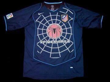 El Atleti firm¨® por aquellos a?os un acuerdo con la productora Columbia, y vimos de todo, pero esta, de Spiderman 2, era sin duda alguna la mejor.