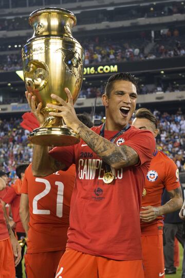 Entró de emergencia en la lista final de la Centenario tras la lesión de Matías Fernández y sumó minutos en cuartos de final ante México y también en semis frente a Colombia.