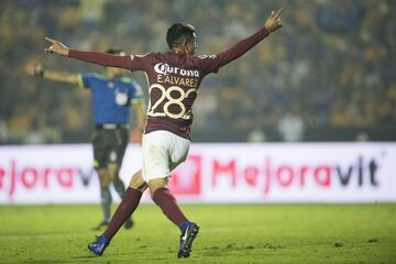 Edson Álvarez celebra su gol.