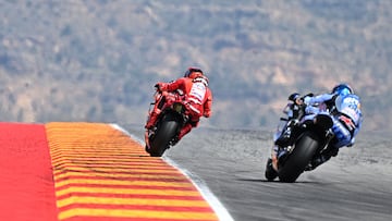 Márquez tirando por delante de su hermano Álex.