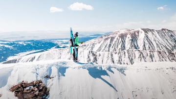 Esquiador mirando las montañas en The Colorado 14ers Project.