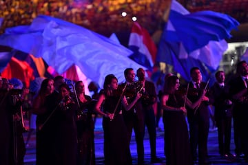 En la ceremonia de inauguración de la Copa América, cada país está representado, no solo por los trajes típicos, sino por un niño con el uniforme de cada selección. Ha sido un espectáculo lleno de luces y donde los niños fueron los protagonistas.