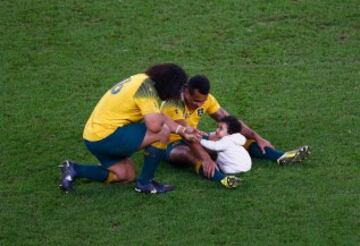 Los jugadores Will Genia con su hija Olivia y Tatafu Polota-Nau celebran el pase a la final tras jugar la semifinal ante Argentina. 