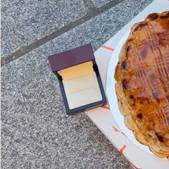 Se toman un pastel y encuentran un diamante valorado en cientos de euros dentro: “Pensamos que era una broma”