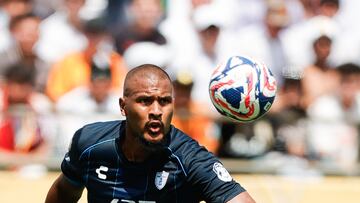 AME7850. CHARLOTTE (ESTADOS UNIDOS), 22/06/2025.- Salomón Rondón de Pachuca controla un balón este domingo, durante un partido del Mundial de Clubes entre Real Madrid y Pachuca en el estadio Bank of America de Charlotte (Estados Unidos). EFE/ André Coelho