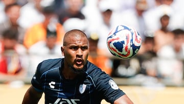 AME7850. CHARLOTTE (ESTADOS UNIDOS), 22/06/2025.- Salomón Rondón de Pachuca controla un balón este domingo, durante un partido del Mundial de Clubes entre Real Madrid y Pachuca en el estadio Bank of America de Charlotte (Estados Unidos). EFE/ André Coelho