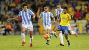 Recio disputando un bal&oacute;n con Jonathan Viera.