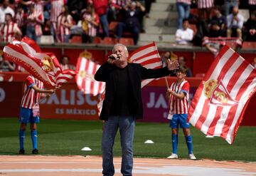 Víctor Manuel, el pasado sábado en el derbi de El Molinón, cantando 'Asturias'.