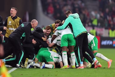 Un Hat Trick de Parrott en el minuto 95 les hace soñar a la selección irlandesa con un billete rumbo a Estados Unidos, México y Canadá. La selección isleña consiguió un puesto en la repesca mundialista tras una agónica victoria.  Tras una victoria en los últimos compases del encuentro ante Hungría logró el sorpasso en el Grupo F, haciéndose con el segundo puesto y una plaza asegurada en la repesca rumbo al Mundial del 2026.