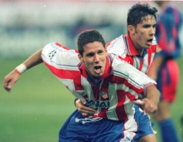 Simeone corre a celebrar un gol anotado en la Champions League.