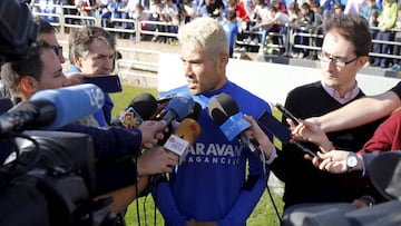Vinícius Araújo atiende a los medios de comunicación esta mañana.