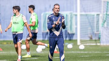El vasco dirigiendo un entrenamiento en la Ciudad Deportiva Bahía de Cádiz.