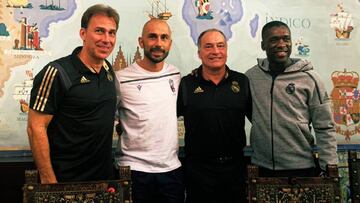 De izquierda a derecha: Rafael Mart&iacute;n V&aacute;zquez, Marco Di Vaio, Isidoro San Jos&eacute; y Clarence Seedorf, durante el acto de presentaci&oacute;n del partido entre los veteranos del Bologna y del Real Madrid.