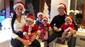 Cristiano Ronaldo con Georgina Rodríguez y sus cuatro hijos en su felicitación de las Navidades 2018.jpg