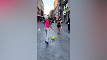 Un tiktoker intenta humillar a una mujer con el balón y lo que hace es aplaudido por las redes