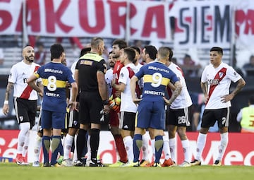 Los jugadores de River Plate discuten con el árbitro Nestor Pitana durante un partido entre River Plate y Boca Juniors en el superclásico del 5 de noviembre de 2017