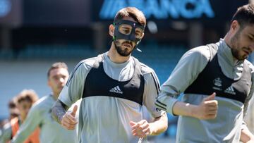 Facundo Ferreyra se ejercita con una m&aacute;scara durante el entrenamieno del Celta este viernes en Bala&iacute;dos.