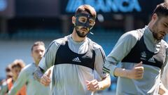 Facundo Ferreyra se ejercita con una m&aacute;scara durante el entrenamieno del Celta este viernes en Bala&iacute;dos.