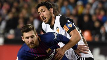 Barcelona's Argentinian forward Lionel Messi (L) vies with Valencia's midfielder Dani Parejo during the Spanish league football match Valencia CF and FC Barcelona at Mestalla stadium in Valencia on November 26,2017 / AFP PHOTO / JOSE JORDAN