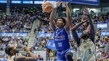 El jugador del San Pablo Burgos, Jermaine Samuels (C) encesta ante Kevin Punter (i) y TMyles Cale (d), del Barça durante el partido de la jornada 16 de la Liga Endesa que el San Pablo Burgos y el Barça disputan este domingo.