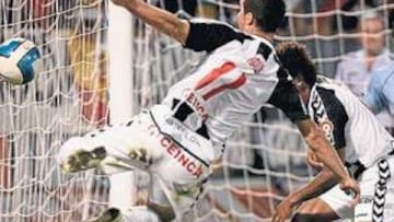 <b>SIN PÓLVORA. </b>Xavi Moré intenta rematar un balón durante el derby de ayer en el que ningún equipo logró materializar sus ocasiones.