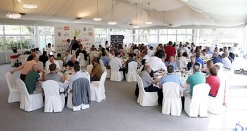 Comida en la carpa de eventos del Club de Campo.