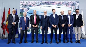 Nacho posa con Florentino Pérez y con el resto de la directiva del club. 