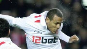 <b>FELIZ. </b>Luis Fabiano, en la imagen en el partido del domingo ante Osasuna, recibe un prestigioso trofeo.