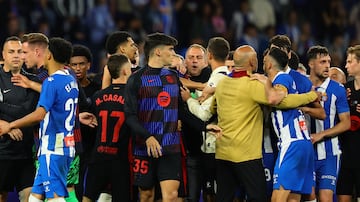 Los jugadores del Espanyol tratan de evitar la celebracin del ttulo de liga del conjunto del Barcelona.
