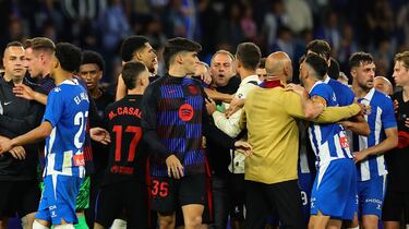 Los jugadores del Espanyol tratan de evitar la celebración del título de liga del conjunto del Barcelona.