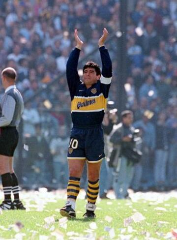 Maradona estuvo en dos épocas diferentes en Boca Juniors. La primera comprendió los años 1981 y 1982 y regresó en 1995 para retirarse allí en 1997.
