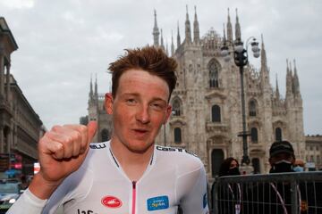 El ganador del Giro de Italia 2020, el ciclista del Team Ineos, el británico Tao Geoghegan Hart, celebra su victoria frente a la catedral del Duomo de Milán.