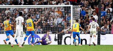 El portero del equipo valencianista encajó cuatro goles, pero le detuvo un penalti a Vinicius y evitó una goleada mayor.