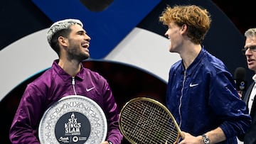 Carlos Alcaraz y Jannik Sinner se ríen durante la entrega de trofeos del Six Kings Slam.