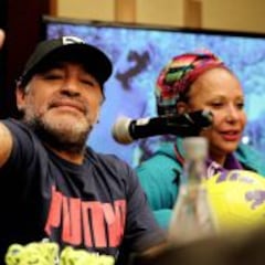 Maradona también es un crack en las ruedas de prensa