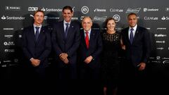 El presidente de LaLiga, Javier Tebas (c) posa con los nuevos embajadores Guti (i), Fernando Hierro (2i), Anair Lomba (2d) y Denilson durante su asistencia a la Gala de Embajadores LaLiga Santander, este jueves en Madrid.