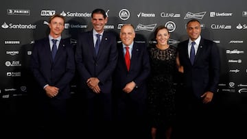 El presidente de LaLiga, Javier Tebas (c) posa con los nuevos embajadores Guti (i), Fernando Hierro (2i), Anair Lomba (2d) y Denilson durante su asistencia a la Gala de Embajadores LaLiga Santander, este jueves en Madrid.