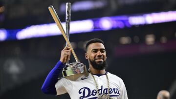 Arlington (United States), 15/07/2024.- Los Angeles Dodgers Teoscar Hernandez holds up the Home Run Derby Champion trophy during the T-Mobile Home Run Derby in Arlington, Texas, USA, 15 July 2024. The Home Run Derby is part of the MLB All-Star events before the 2024 MLB All-Star Game on 16 July. EFE/EPA/GERALD LEONG
